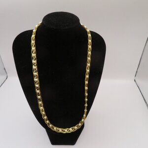 Avon Pearlesque Treasures Vintage Faux Pearl Gold Tone Necklace